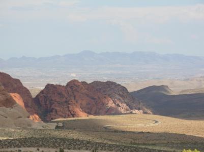 Der Red Rock Canyon und dahinter Las Vegas