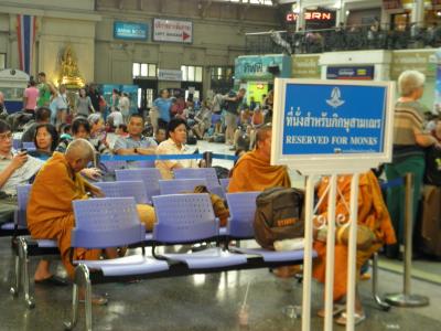 Im Hauptbahnhof von Bangkok.. reserviert f&uuml;r M&ouml;nche :D