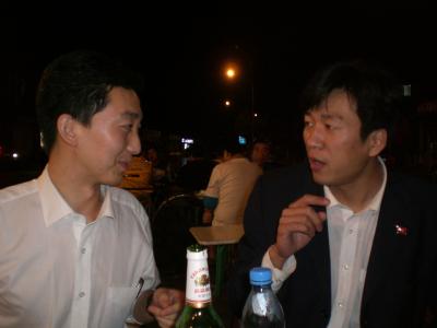 Li Bing und sein Buddy diskutieren meinen Fauxpas