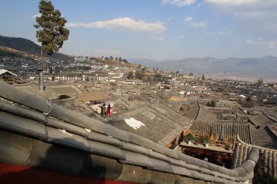 Die Daecher von Lijiang. Dei Altstadt ist Weltkulturerbe und unheimlich beliebt bei chinesischen Reisenden. 