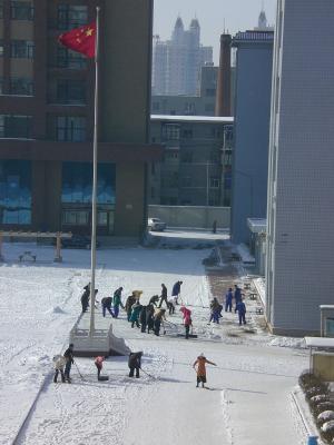 Randnotiz: In der Changchun Foreign Language School müssen Lehrer und Schüler gleichermaßen Schnee und Eis schippen.