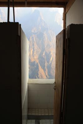 Im 'Half-Way Guesthouse' gibt es Toiletten mit dem wohl schoensten Ausblick der Welt. Ist zwar nicht besonders bequem - aber hey...