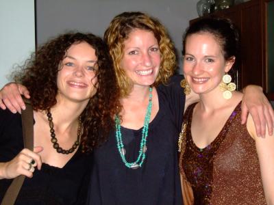 Nach dem Vorgluehen, wie Lesley so schoen sagt, haben wir uns schick gemacht.