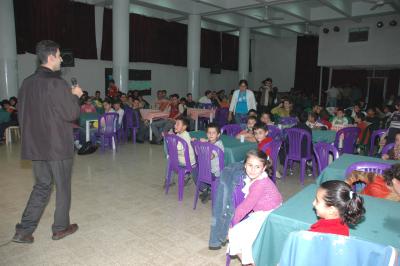 Die Kinder der Schnellerschule feiern am Ende des Ramadan das Zuckerfest