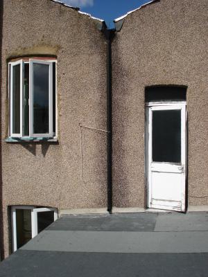 Ja, es sieht etwas trostlos aus: Das ist "mein" Haus! Irgendwann lade ich ein Bild hoch, wo man es von der Strasse aus sehen kann :-)