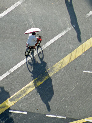 crossing Kallang Road - Singapore