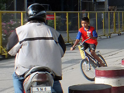 Rama III - Khlong Toei - Bangkok - 26 September 2011 - 7:47