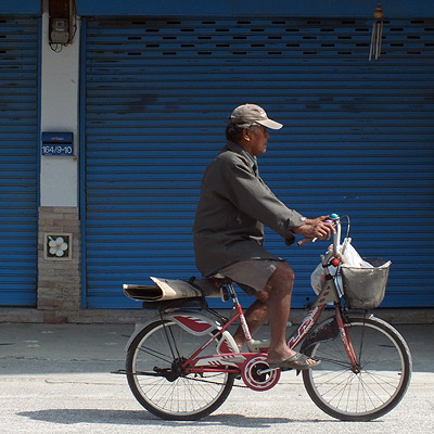 Thanon Liap Thang Rotfai - Hua Hin - Thailand - 25 December 2011 - 12:14