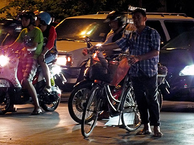 Trockenfischverkäufer - Thanon Naradhiwas Rajanagaindra x Thanon Silom - Bang Rak - Bangkok - 4 May 2012 - 19:04
