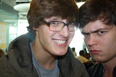 Wir zwei Vollspacken, noch am Flughafen in Berlin, Tegel.