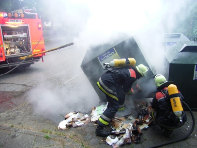 Ein typisches FEUK: ein Altpapiercontainer brennt.