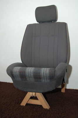 gemütlicher Lesesessel, hergestellt aus einem Autositz eines VW Passat gemütlicher Lesesessel, hergestellt aus einem Autositz eines VW Passat