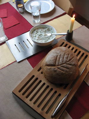 selbstgebackenes brot mit frühlingsquark