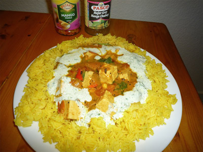 Curry mit Tofu an gelben Reis mit frischem Minzjoghurt und Mango Chutney und Mango Pickles