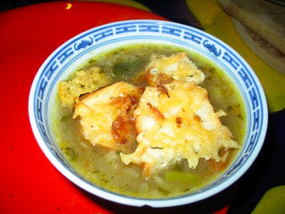 zwiebelsuppe mit käseüberbackenen brezelscheiben