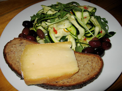 Zucchinisalt mit Chilli und Kalamataoliven dazu Brot mit Bergkäse.