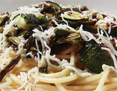 pasta pesto mit zuccini, spargel und pecorino