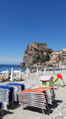 oben eine Burg und unten am Felsen beim Wasser ein Tunnel in dem es Richtung der kleinen Bucht geht