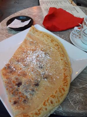 Cr&ecirc;pe in einem Caf&eacute;, mit Schokolade innen und Puderzucker
