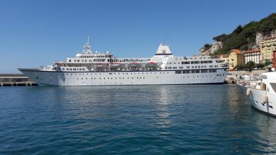 das Kreuzfahrtschiff n&auml;her fotografiert