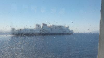 eine der gr&ouml;&szlig;eren F&auml;hren, sorry wegen der Qualit&auml;t, das Fenster war dreckig und mit lauter Wasserspritzern &uuml;bers&auml;t