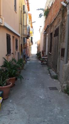schmale Gasse in Scilla, f&uuml;hrt Richtung Strand