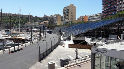 die Stra&szlig;e unten am Hafen wo ebenfalls die Formel 1 Autos langfahren. Und die Trib&uuml;nen die vom Rennen noch abgebaut werden