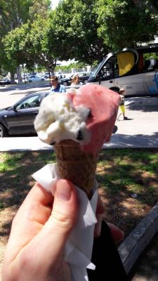 mein Eis, ist aber nicht mehr alles dran, war also vorher von beiden Sorten mehr da