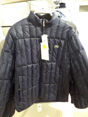 eine Jacke die nicht wirklich besonders aussieht, da sie von Lacoste ist kostet sie mal 260 Euro