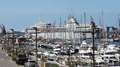 ein Kreuzfahrtschiff lag auch im Hafen