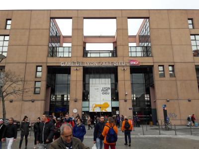 vor dem Bahnhof Lyon Part-Dieu