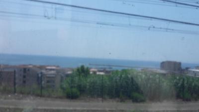 das Meer aus dem Zug heraus fotografiert