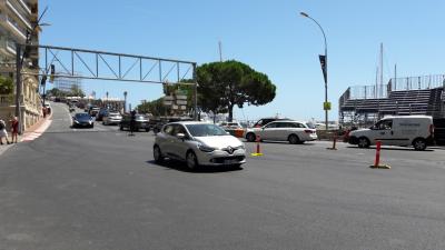 diese Stra&szlig;e fahren die Formel 1 Autos immer hoch, das ist die erste Kurve nach der Stra&szlig;e von Start und Ziel