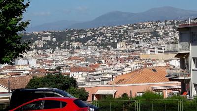 Nizza aus der Wohnung fotografiert. Diese liegt etwas oberhalb der Stadt, deswegen der Ausblick