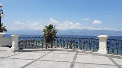 Promenade mit Blick nach Sizilien