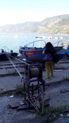 Boote werden mit Seilwinden zu Wasser gelassen und auch wieder aus dem Wasser gezogen