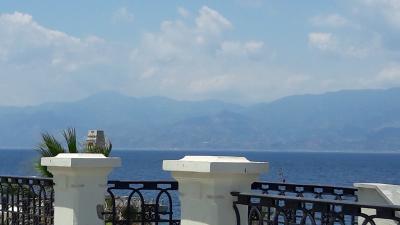 Blick nach Sizilien, ist nicht Richtung Vulkan &Auml;tna fotografiert, der ist noch weiter s&uuml;dlich, da sah man aber noch weniger