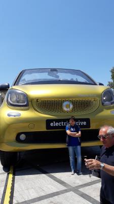 gut das Leute davor stehen, so sieht man es noch besser wie gro&szlig; der Smart ist