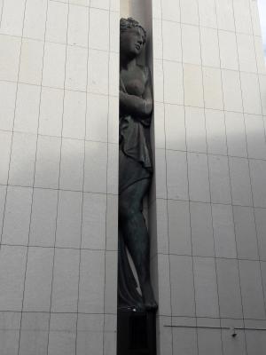 Statue an einer Hotelfassade