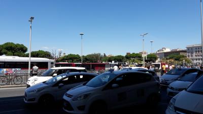 alle offiziellen Taxis in Rom sind wei&szlig;