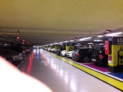 in der Tiefgarage, rote Lichter bedeutet dass die Parkluecke besetzt ist, klingt natuerlich logisch