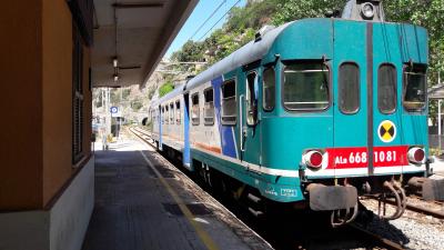 mit so einem Triebwagen ging es nach Scilla