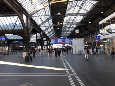 Zuerich Haupthalle mit grosser Anzeigetafel