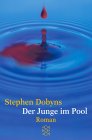 junge im pool