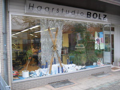 Haarstudio Bolz - Seitenansicht links und naeher<br/ > <br/ > Haarstudio Bolz in 69124 Heidelberg. Aufnahme von 2004.