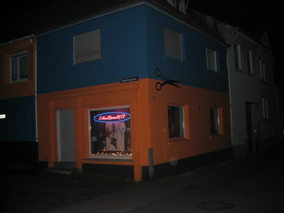 Schnittpunkt 17 bei Nacht - mit Blitz - leicht Seitlich mit Schere und Hausnummer<br/ > <br/ > Friseurstudio Schnittpunkt 17 in 69181 Leimen. Aufnahme von 11/2004.