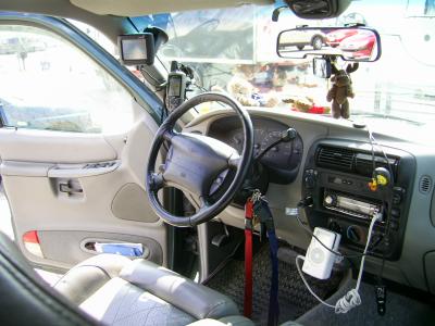 Meine HighTec Sammlung in meinem Auto, Navigator (der nur in der EU arbeitet, GPS Gerät um wichtige Punkte zu registrieren, iPod um immer die richtige Musik dabei zu haben)