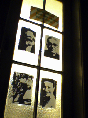 Der Eingang zum Karl-Marx-Oscar-Romero-Simone-de-Beauvoir-Hector-Petersen-Gedächtnis-Saal!