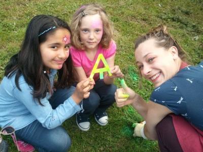 Katharina Schmidt mit Kindern aus dem Rötenberg beim Sommerfestim Nachbarschaftszentrum