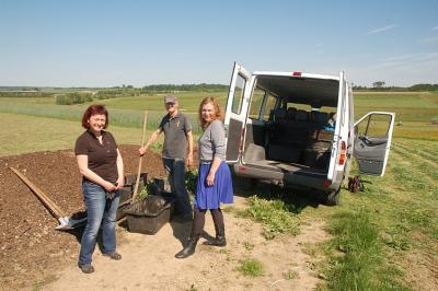 Bettina Schmid vom Demeterhof, Anne Klöcker vom Theater und Christoph Class auf dem Feld